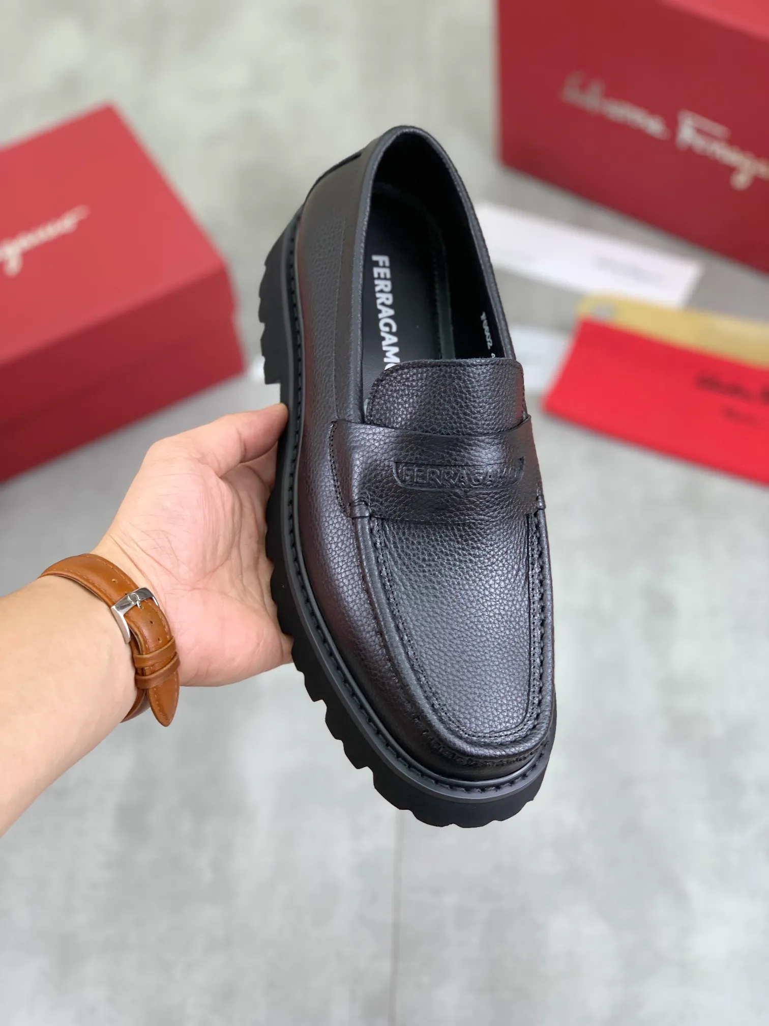 Men's Men's Shoes 💰P460💰[New Style] Water-dyed Niuli 🆘[Salvatore Ferragamo] Ferragamo's latest casual business leather shoes for men! Available at counters simultaneously! The fabric is made of specially imported original calfskin, the lining is made of imported water-dyed cowhide, and the original lightweight foam outsole is absolutely luxurious and leads the fashion trend. Matching code: 38-45; 3️⃣ colors available